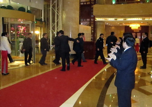 金陵皖西宾馆管理层在总经理汤跃明的带领下于酒店大堂列队欢迎客人们的到来