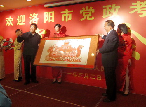 洛阳市委书记毛万春与六安市市长张韶春代表洛阳和六安互赠礼物